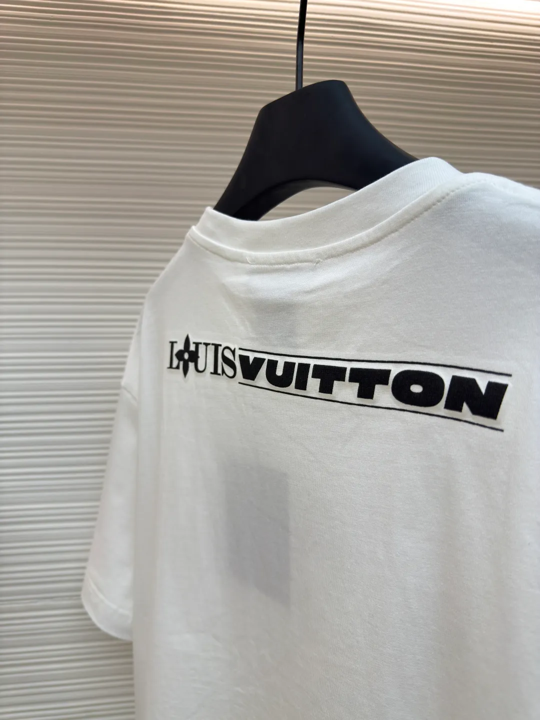 LOUIS VUITTON Colorful embossed embossed T-shirt ●Authentic product: Purchased and developed for 7700 ●Item number: 1680326-A00 ●Material: long-staple cotton fabric ●Technology: embossed embossed production ●Version: fitted version ●Weight: about 275 grams ●Size: S-M-L-XL ●Description: The fabric is made of 40s double-ply long-staple cotton yarn plain fabric, and the fabric surface is treated with dust-free lint technology. The finished fabric is passed through a mercerizing machine to increase the gloss of the fabric. It is matched with 32s double-ply cotton cover silk cylindrical open rib. The front and rear sleeves are screen printed with an eight-claw machine, and the Y pattern is scanned. To make large-scale film stencils, we use a water slurry + glue mixed material for color printing. We open a convex embossing mold according to the printing film, and accurately cut the pieces by hand to emboss the printed letters. The inside is filled with 4-mile-thick sponge material. The front panel is embroidered with a domestic high-speed machine, and the rayon thread is used to embroider the letters. The overall wiring is straight and delicate, the fabric is comfortable and soft, and the color is consistent without color difference. It can be matched with the same style to create a fashionable look and control various occasions. Customized accessories, complete with three standards, same style for men and women!